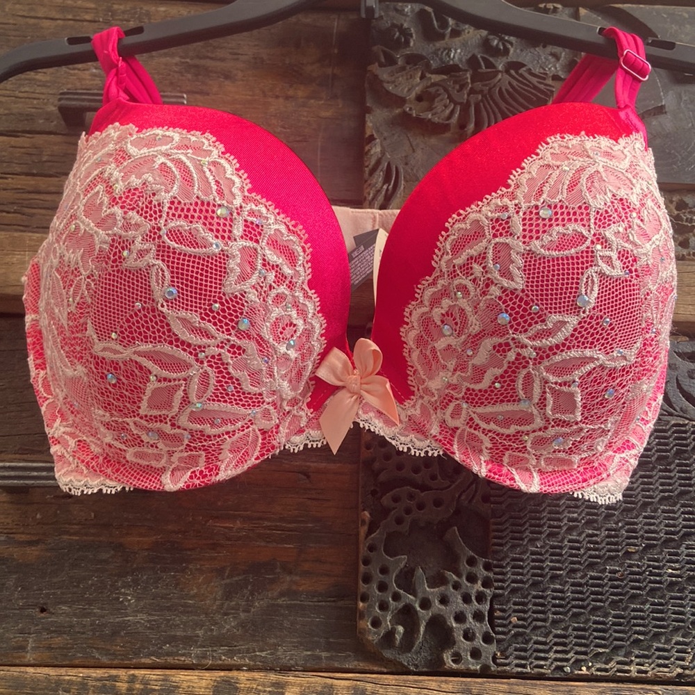 Very Sexy Plunge Bra 36DD. New with store tag.